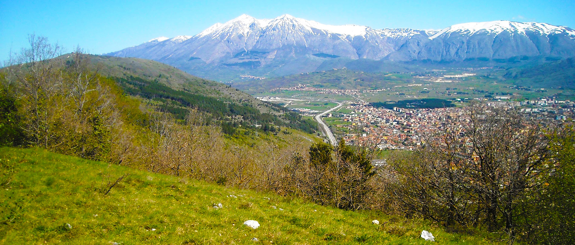 Panoramica di Avezzano dal Monte Salviano. Sullo sfondo il Monte Velino